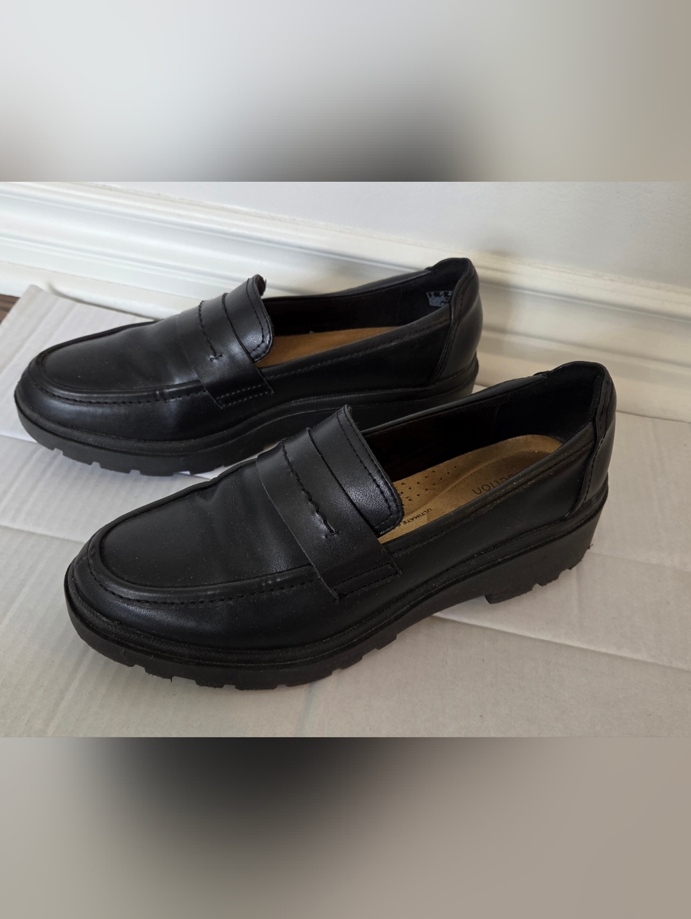 Clarks Womens Comfort Black Leather Slip-On Lug Sole Loafers. Size 8